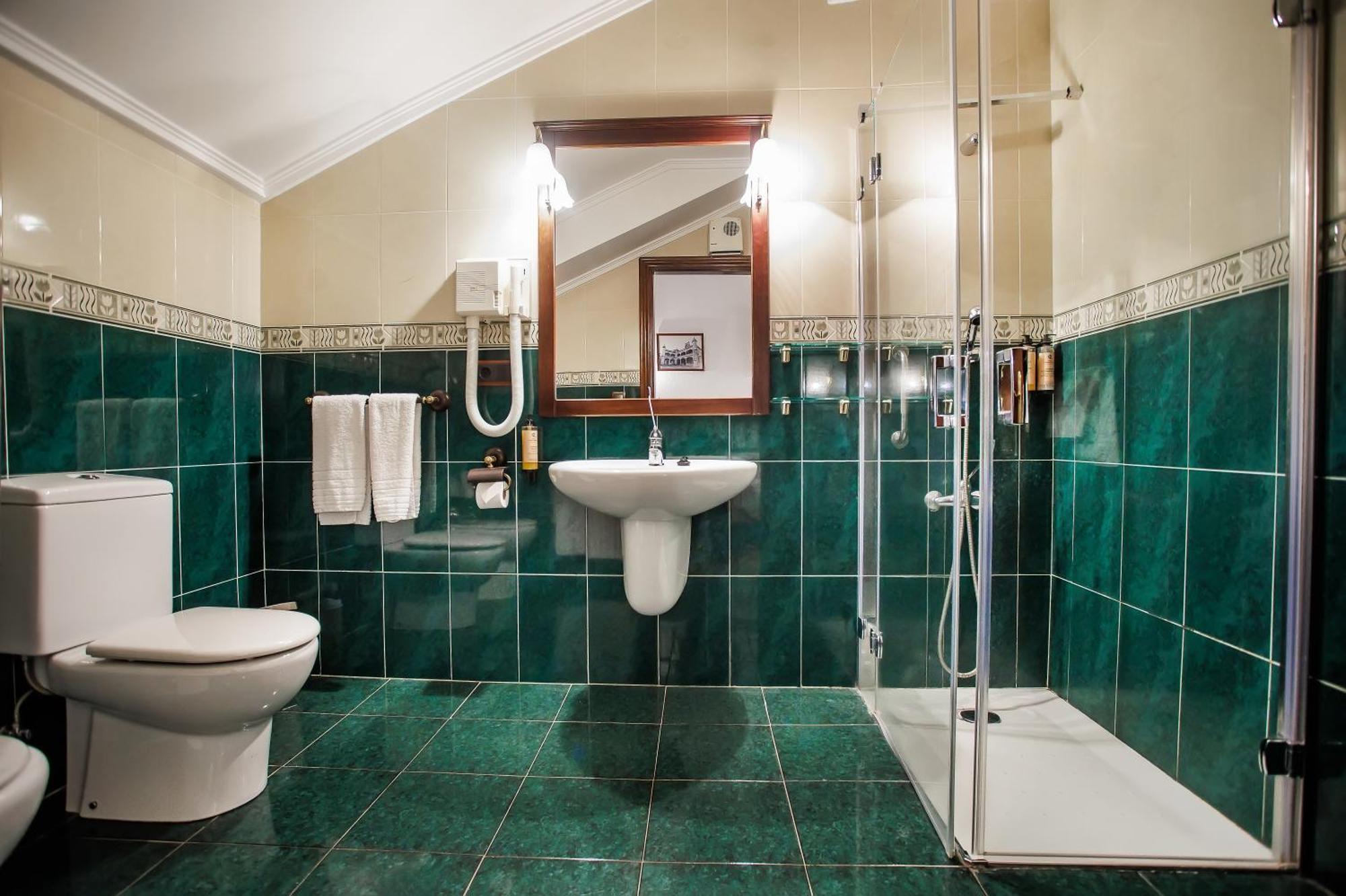 Twin Room Shower,1616421290:JPEG